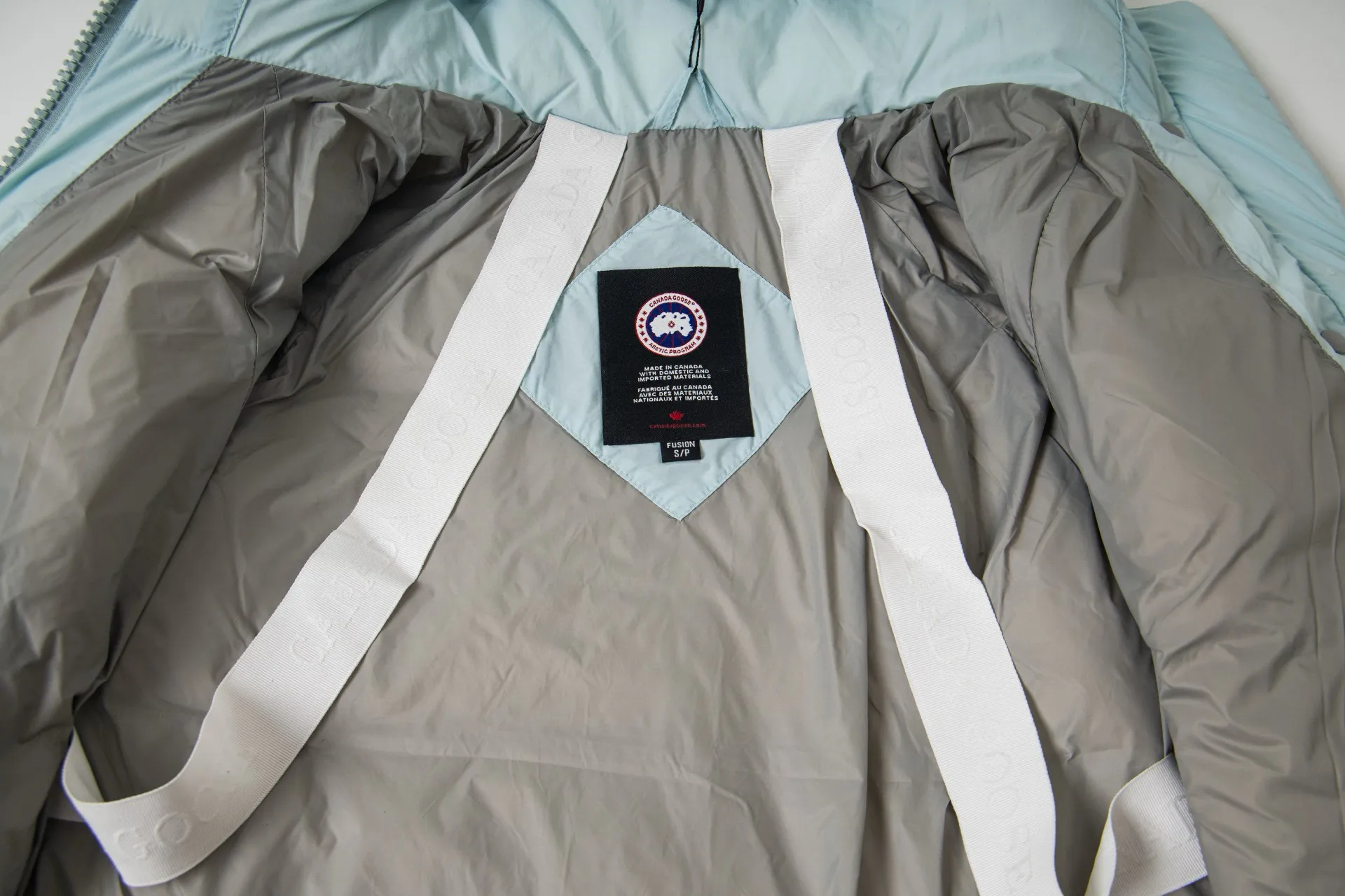 P770 model number: G124 Canada Goose PASTELS series new Parker couple's hooded down jacket 1️⃣The fabric is made of soft EnduraLuxe fabric, which enhances the durability of easy-to-wear parts, is lightweight and durable; the inner liner is made of anti-velvet gallbladder, which is comfortable and soft without velvet. It has a detachable hood, can be adjusted in two directions, and is also filled with down, which brings greater softness and wrapping around the head and neck, and is full of warmth. This parka features white trim on the back and sides, and the hardware locks are all original and custom-made to match the muted fabric color. Goose label: The official website’s new series of silicone material labels, non-embroidery labels. 2️⃣It is very youthful and energetic, and can be easily worn by both men and women. It is very in line with the fashion aesthetic concepts of today's young people! 3️⃣ A full set of customized accessories, complete with three standards, same style for men and women, a must-have for couples! Color: black, white, pink, stone gray, water-soluble blue Size: XS, S, M, L